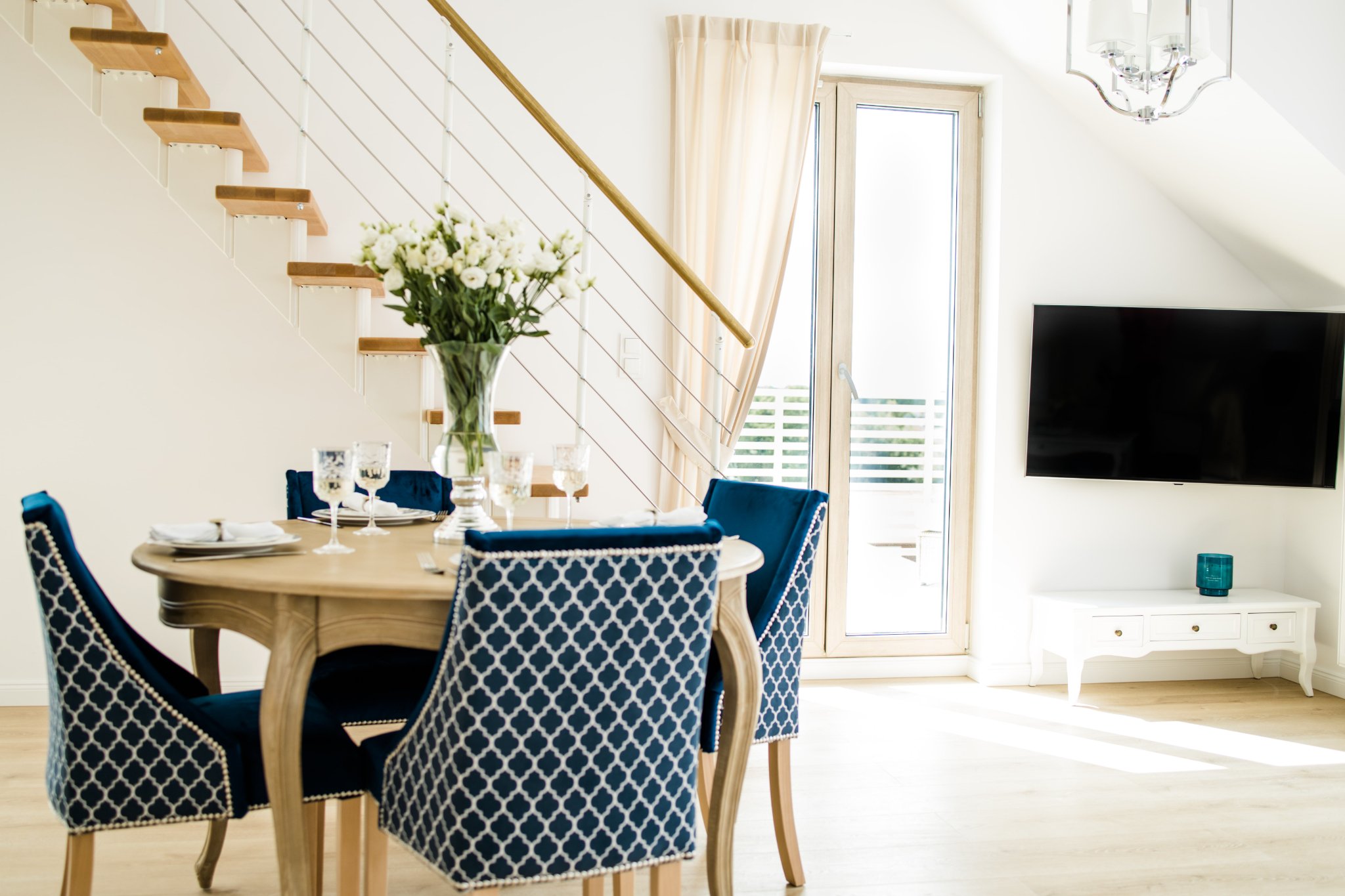 Schody modułowe DOLLE Hamburg z drewnianymi stopniami i metalową konstrukcją we wnętrzu w stylu glamour